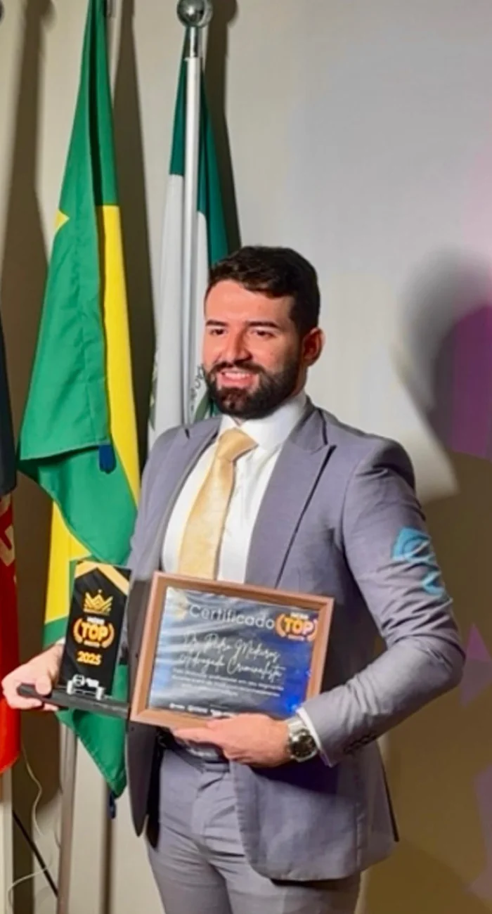Dr. Pedro Medeiros recebendo prêmio Top Master Paraíba 2025